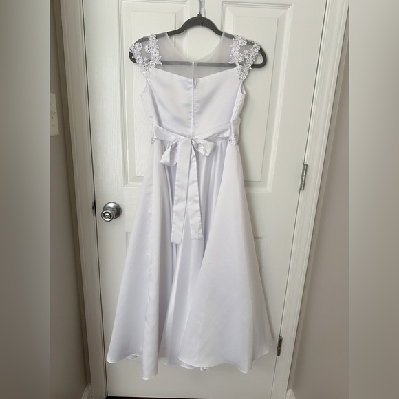 Elegant White Floral Kids Formal Dress - Picture 13 of 16